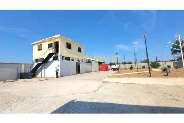 GODINE KOMERCIALE DHE TOKE NE SHITJE, E VENDOSUR NE VLORE!