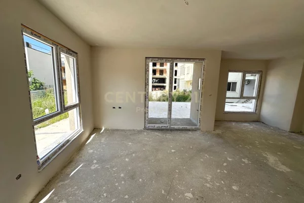 Shtepi ne shitje Apartament ne Durres, 2+1, Mobilimi Bosh, pa mobiluar, Pagesa 140,000  Euro.