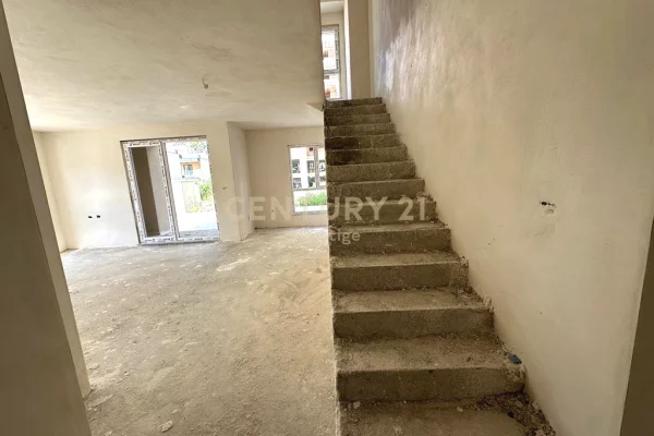 Shtepi ne shitje Apartament ne Durres, 2+1, Mobilimi Bosh, pa mobiluar, Pagesa 140,000  Euro.