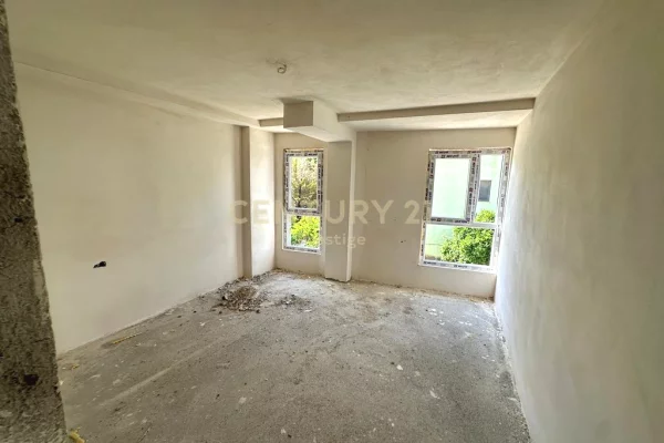 Shtepi ne shitje Apartament ne Durres, 2+1, Mobilimi Bosh, pa mobiluar, Pagesa 140,000  Euro.