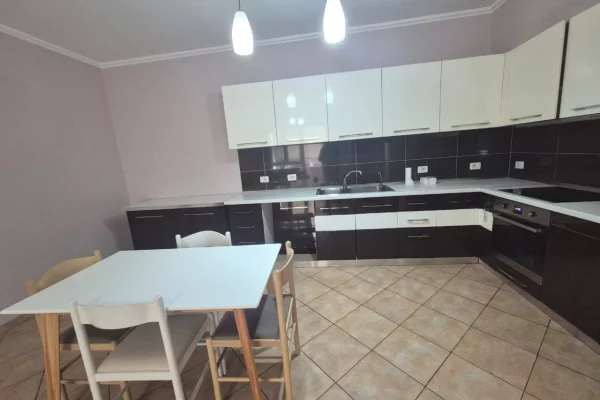 Appartamento in affitto a Tirana 2+1, Arredato