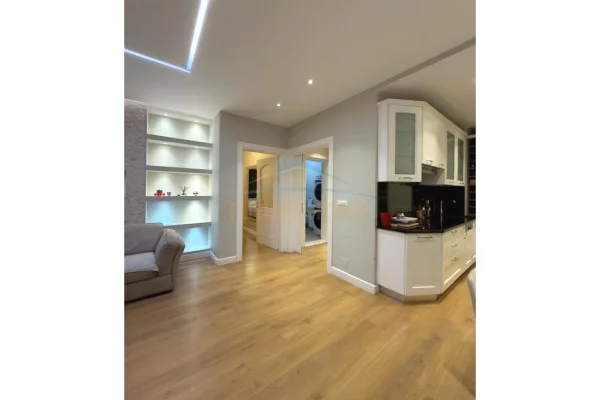 Appartamento in vendita a Tirana 2+1, Arredato