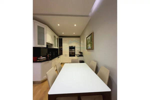 Appartamento in vendita a Tirana 2+1, Arredato