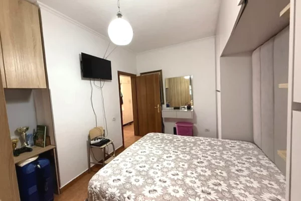 Shtepi ne shitje Apartament ne Tirane, 2+1, Mobilimi E mobiluar, Pagesa 109,000  Euro.