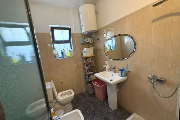 Shtepi ne shitje Apartament ne Tirane, 2+1, Mobilimi E mobiluar, Pagesa 109,000  Euro.