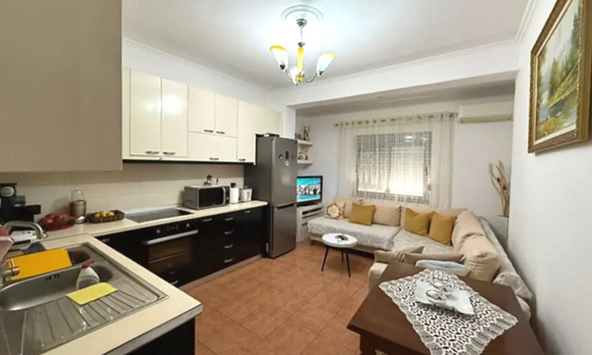 Shtepi ne shitje Apartament ne Tirane, 2+1, Mobilimi E mobiluar, Pagesa 109,000  Euro.