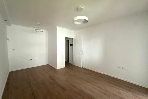 Shtepi ne shitje Apartament ne Tirane, 1+1, Mobilimi Bosh, pa mobiluar, Pagesa 102,000  Euro.