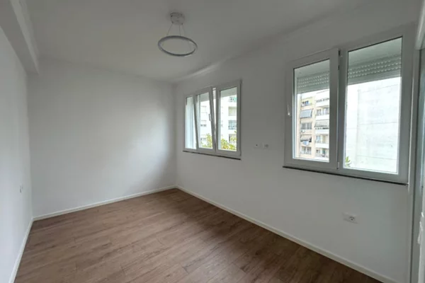 Shtepi ne shitje Apartament ne Tirane, 1+1, Mobilimi Bosh, pa mobiluar, Pagesa 102,000  Euro.