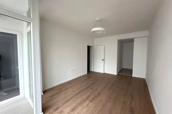 Shtepi ne shitje Apartament ne Tirane, 1+1, Mobilimi Bosh, pa mobiluar, Pagesa 115,000  Euro.