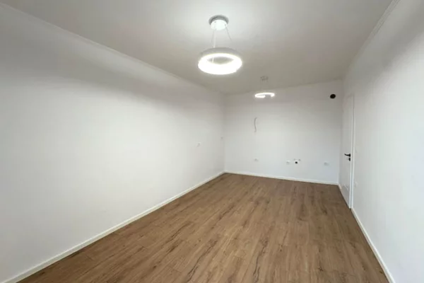 Shtepi ne shitje Apartament ne Tirane, 1+1, Mobilimi Bosh, pa mobiluar, Pagesa 117,000  Euro.