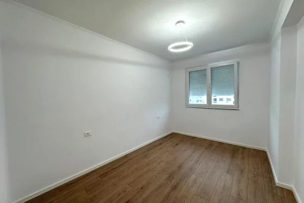 Shtepi ne shitje Apartament ne Tirane, 1+1, Mobilimi Bosh, pa mobiluar, Pagesa 117,000  Euro.