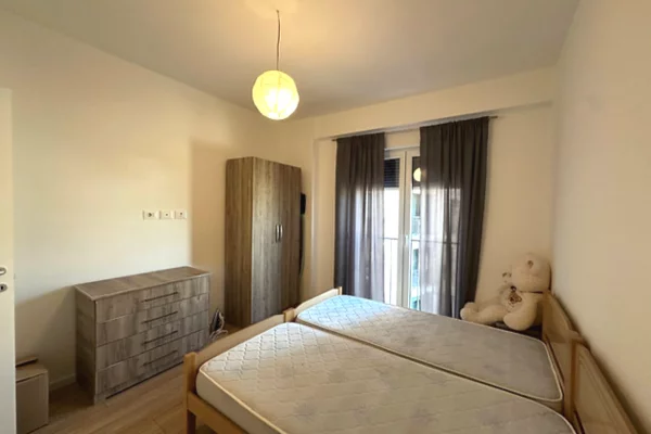 Shtepi ne shitje Apartament ne Tirane, 1+1, Mobilimi E mobiluar, Pagesa 140,000  Euro.
