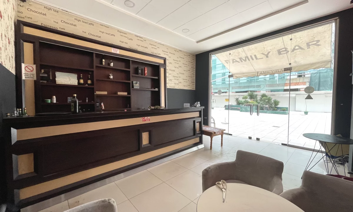 Ambient biznesi per qira tek Kristal Center Komuna e Parisit