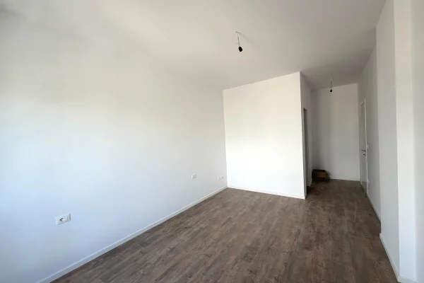 Shtepi ne shitje Apartament ne Tirane, 2+1, Mobilimi Bosh, pa mobiluar, Pagesa 91,800  Euro.