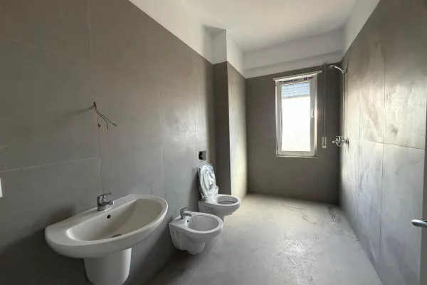 Shtepi ne shitje Apartament ne Tirane, 2+1, Mobilimi Bosh, pa mobiluar, Pagesa 91,800  Euro.