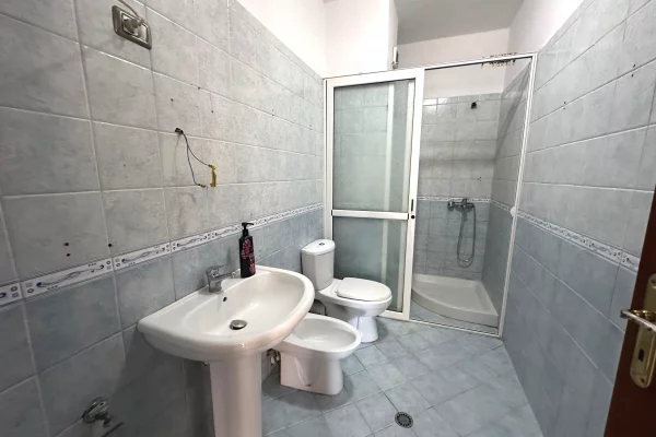 Shtepi ne shitje Apartament ne Tirane, 3+1, Mobilimi Pjeserisht e mobiluar, Pagesa 120,000  Euro.