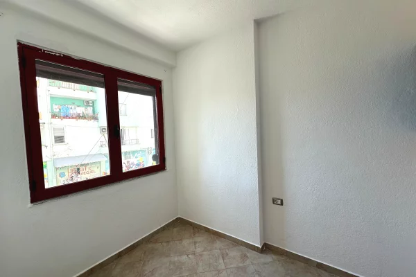 Shtepi ne shitje Apartament ne Tirane, 3+1, Mobilimi Pjeserisht e mobiluar, Pagesa 120,000  Euro.