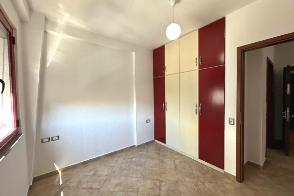 Shtepi ne shitje Apartament ne Tirane, 3+1, Mobilimi Pjeserisht e mobiluar, Pagesa 120,000  Euro.