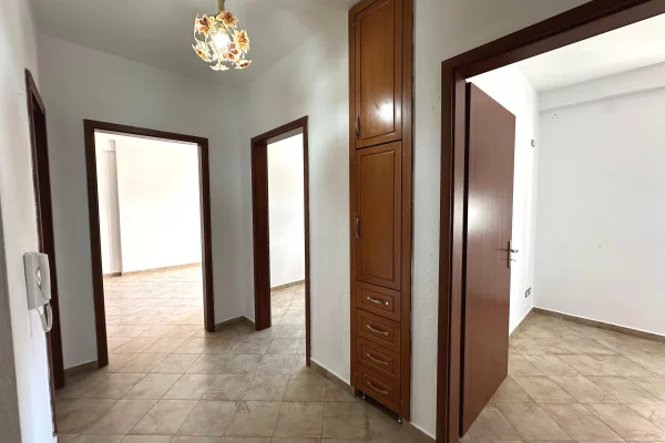 Shtepi ne shitje Apartament ne Tirane, 3+1, Mobilimi Pjeserisht e mobiluar, Pagesa 120,000  Euro.