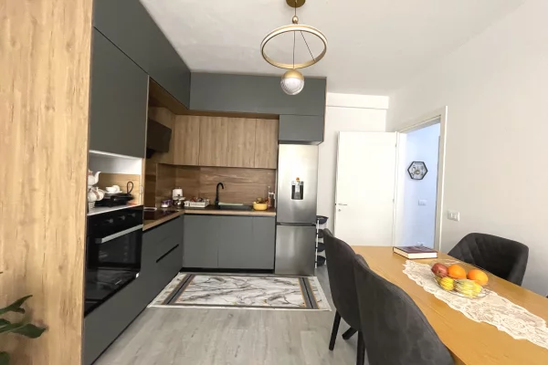 Shtepi ne shitje Apartament ne Tirane, 2+1, Mobilimi E mobiluar, Pagesa 120,000  Euro.