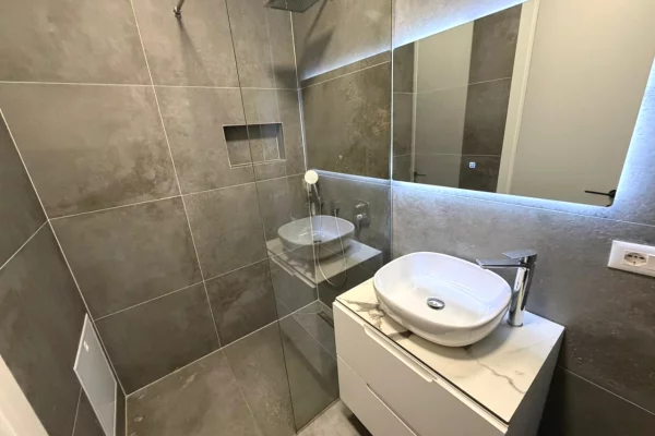 Shtepi me qera Apartament ne Tirane, 2+1, Mobilimi E mobiluar, Pagesa 1,350  Euro.