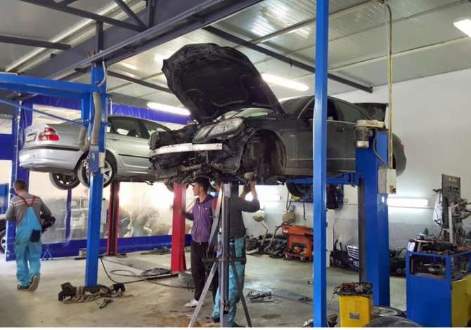  Servis ofron sherbime Riparimi motorike dhe xhenerike, transport me Karotrec, Pjese kembimi etj.