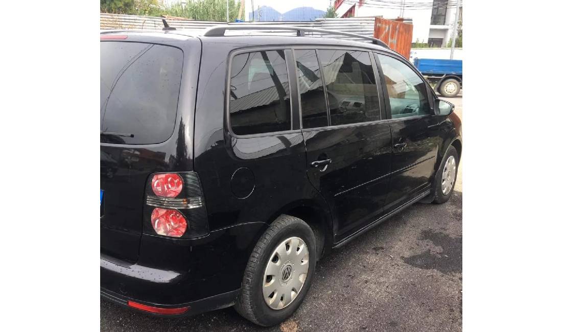 Jepet me qera Makina Volkswagen Touran 6+1 duke filluar nga 35 euro dita