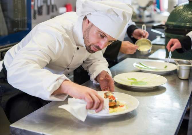 Offerte di lavoro per Ndihmes kuzhinier, Pastrues/e peshku, Lavapjatese, Kamarier/e a Tirana