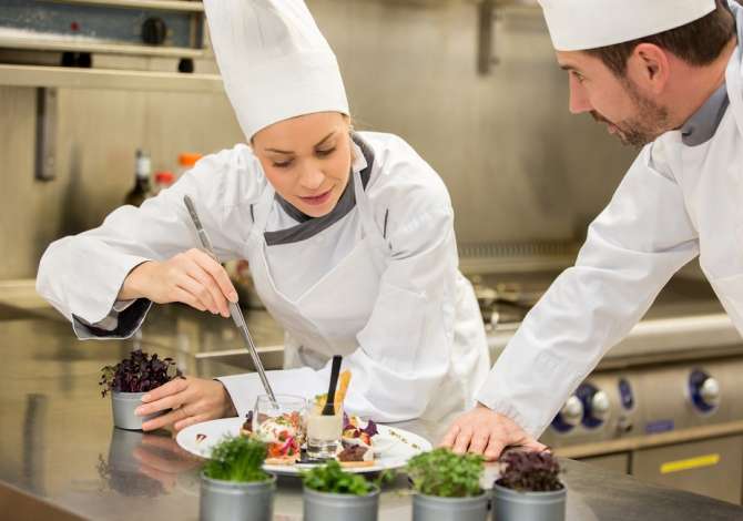 Offerte di lavoro per Ndihmes Kuzhinier/e, Ndihmes Kamarier/e, Pjatalarese a Tirana