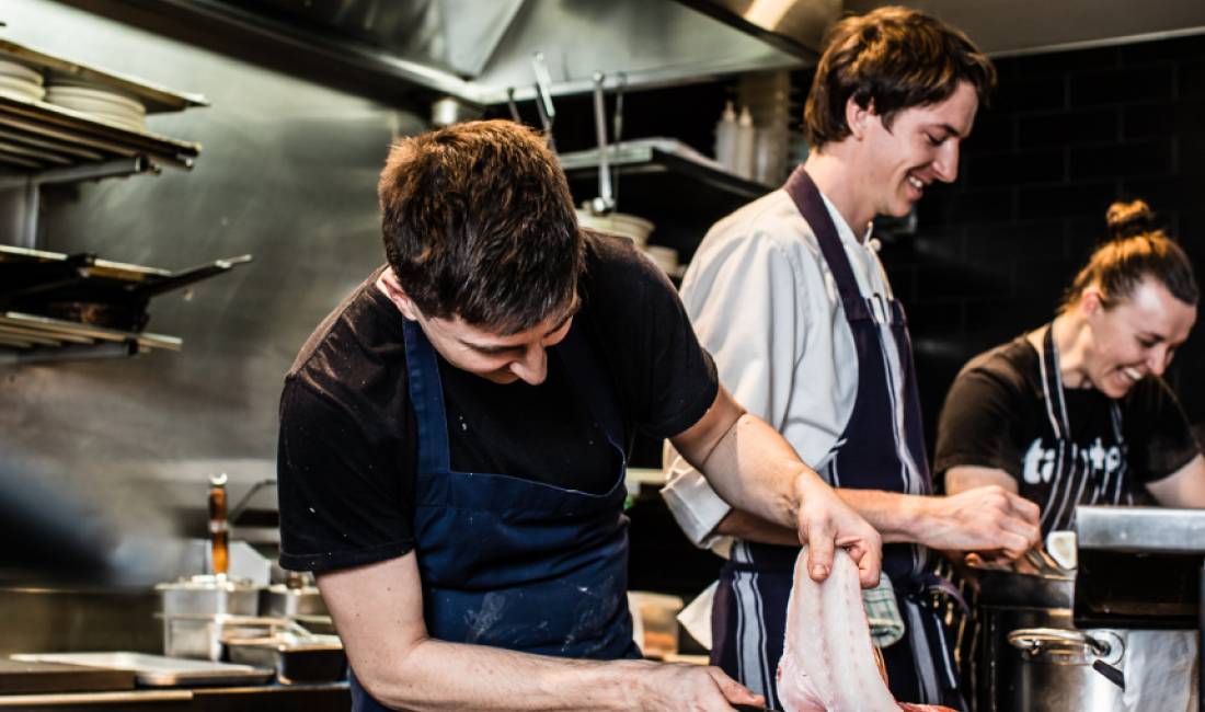 Offerte di lavoro a Tirana, Profession Ndihmes kuzhinier, Pastrues/e peshku, Lavapjatese, Kamarier dhe Ndihmes Kamarier , Con esperienza, Pagamento Trattabile.