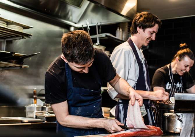 Offerte di lavoro per Ndihmes kuzhinier, Pastrues/e peshku, Lavapjatese, Kamarier dhe Ndihmes Kamarier a Tirana