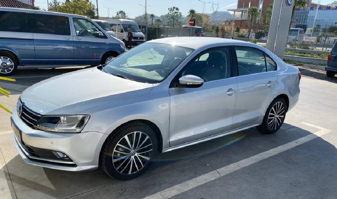 Jepet me qera Volkswagen Jetta duke filluar nga 55euro ne dite