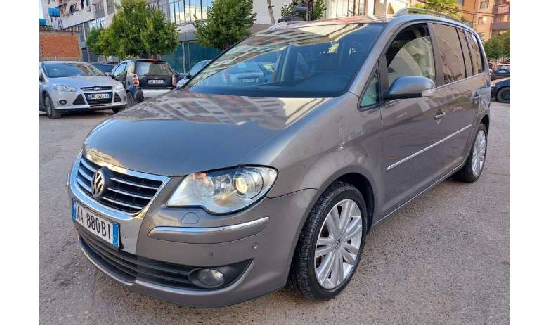 Makine e vogel 7 vende  me qera Volkswagen Touran  duke filluar nga 40 euro ne dite