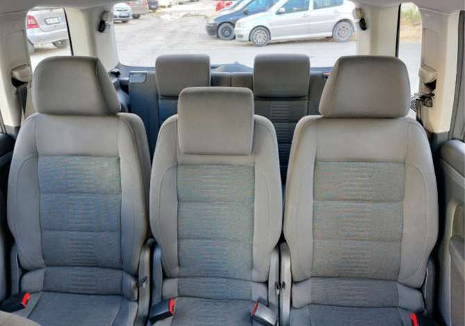 Makine e vogel 7 vende  me qera Volkswagen Touran  duke filluar nga 40 euro ne dite
