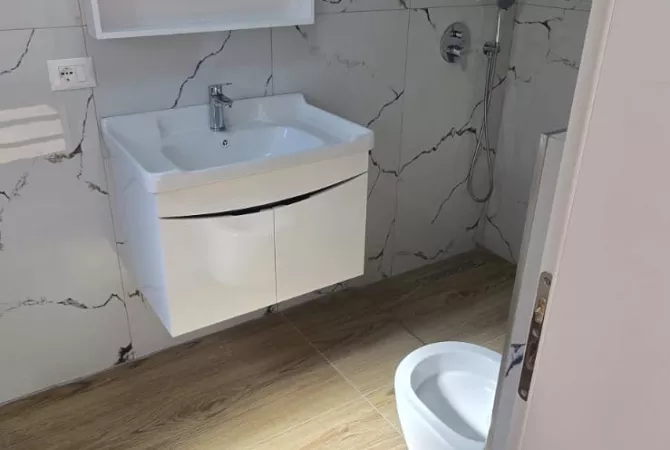 Shtepi ne shitje Apartament ne Tirane, 1+1, Mobilimi Bosh, pa mobiluar, Pagesa 135,000  Euro.