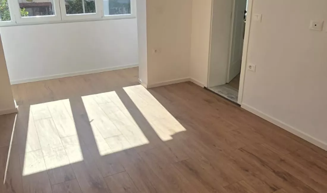 Shtepi ne shitje Apartament ne Tirane, 1+1, Mobilimi Bosh, pa mobiluar, Pagesa 135,000  Euro.