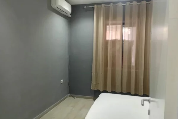 Shtepi me qera Apartament ne Tirane, 1+1, Mobilimi E mobiluar, Pagesa 50,000  Leke.