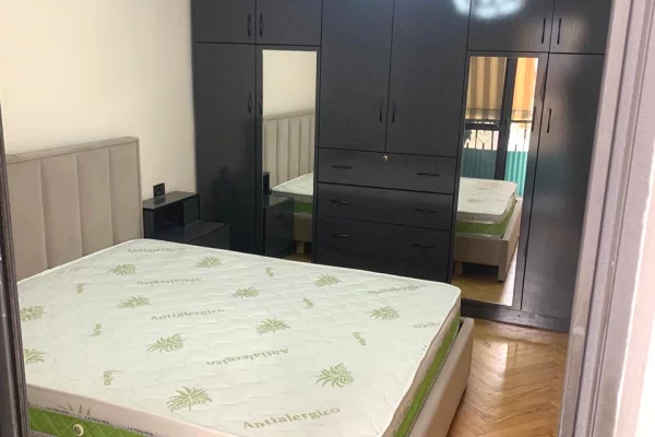 Shtepi me qera Apartament ne Tirane, 2+1, Mobilimi E mobiluar, Pagesa 60,000  Leke.