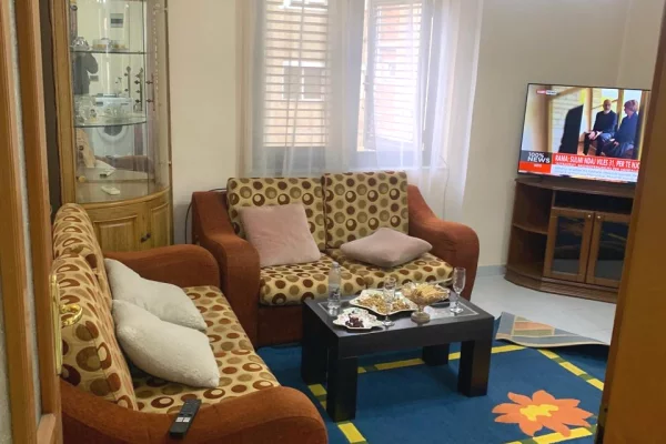 Shtepi me qera Apartament ne Tirane, 2+1, Mobilimi E mobiluar, Pagesa 60,000  Leke.