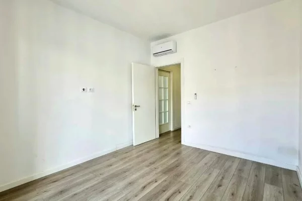 Shtepi me qera Apartament ne Tirane, 1+1, Mobilimi Pjeserisht e mobiluar, Pagesa 450  Euro.