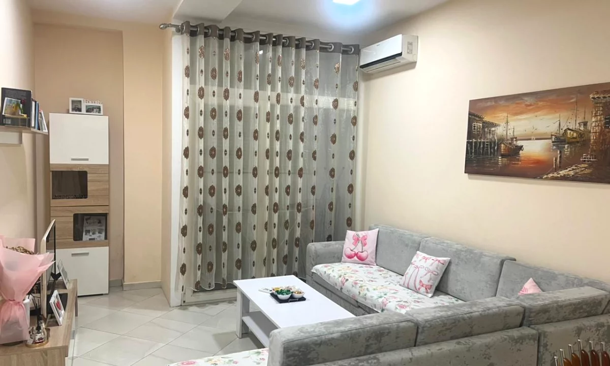 Shtepi ne shitje Apartament ne Tirane, 1+1, Mobilimi E mobiluar, Pagesa 129,000  Euro.