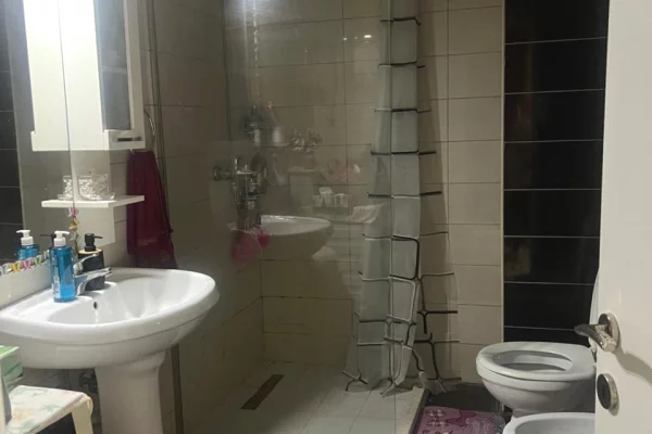 Shtepi ne shitje Apartament ne Tirane, 1+1, Mobilimi E mobiluar, Pagesa 129,000  Euro.