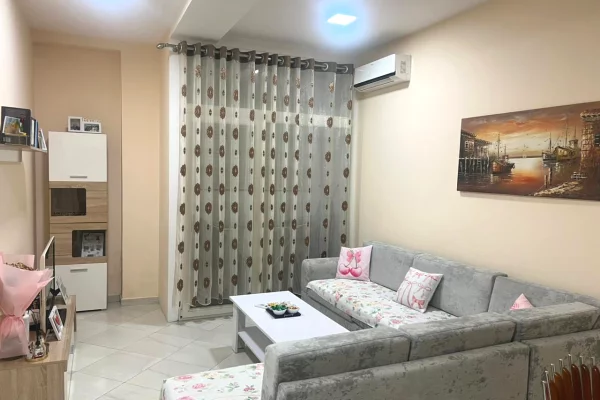 Shtepi ne shitje Apartament ne Tirane, 1+1, Mobilimi E mobiluar, Pagesa 129,000  Euro.