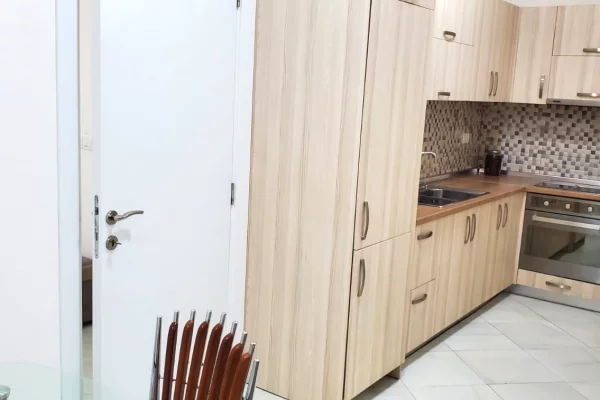 Shtepi ne shitje Apartament ne Tirane, 1+1, Mobilimi E mobiluar, Pagesa 129,000  Euro.