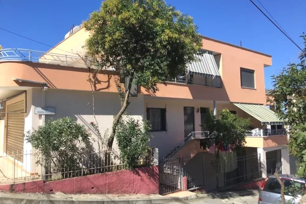 Shtepi me qera Shtepi Private ne Tirane, 3+1, Mobilimi E mobiluar, Pagesa 50,000  Leke.