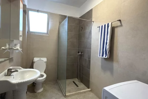 Shtepi me qera Apartament ne Tirane, 2+1, Mobilimi E mobiluar, Pagesa 50,000  Leke.