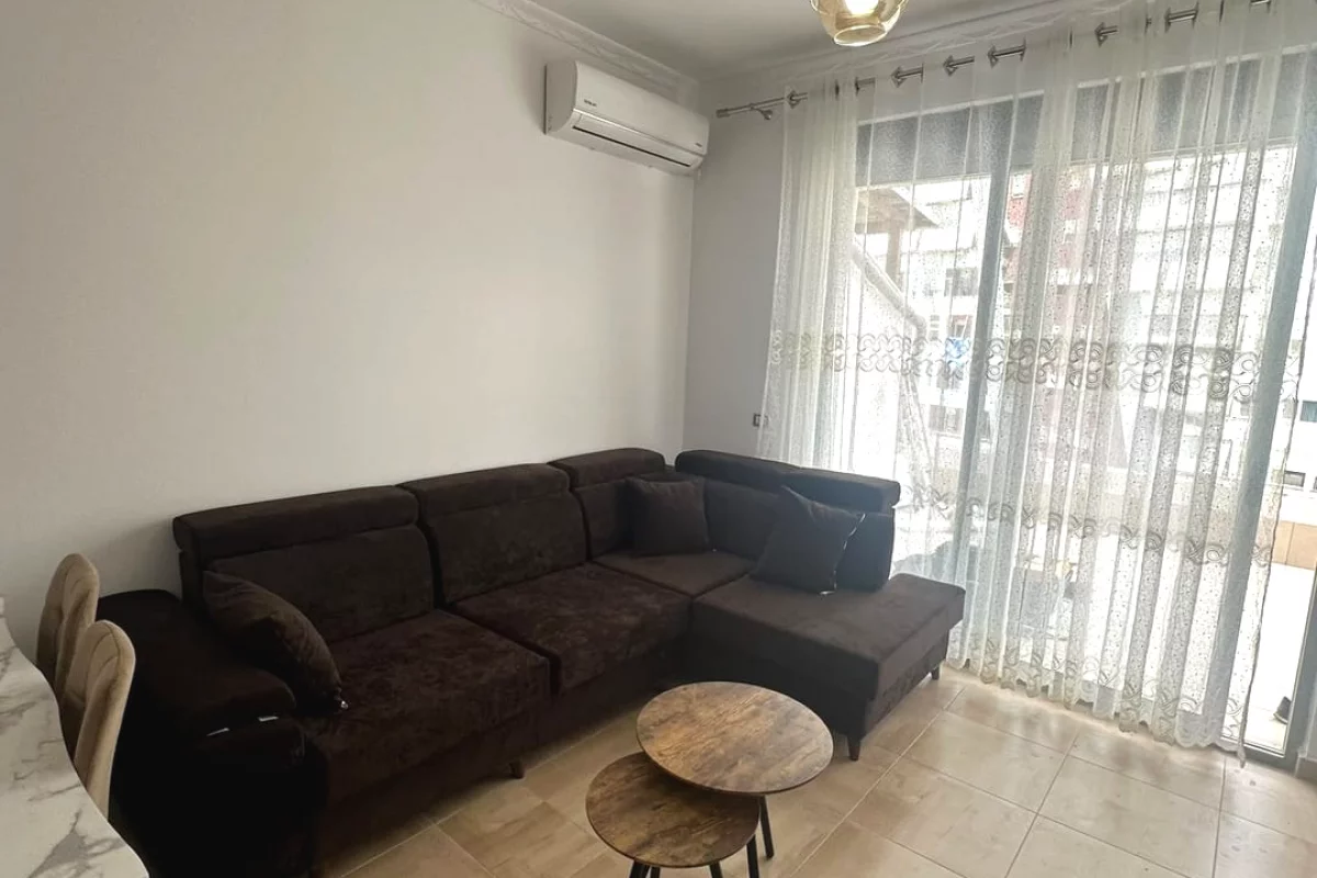 Shtepi me qera Apartament ne Tirane, 3+1, Mobilimi E mobiluar, Pagesa 70,000  Leke.
