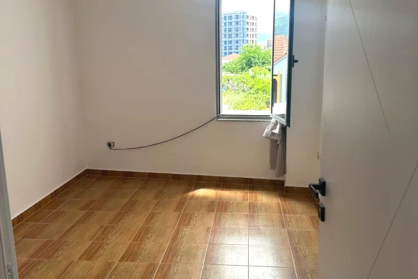 Shtepi me qera Apartament ne Tirane, 3+1, Mobilimi E mobiluar, Pagesa 70,000  Leke.