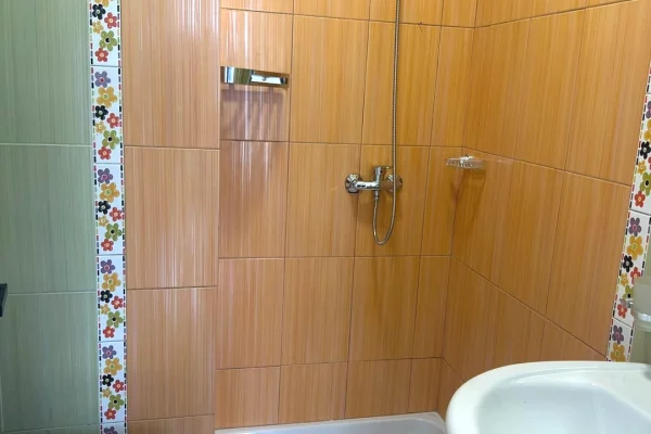 Shtepi me qera Apartament ne Tirane, 3+1, Mobilimi E mobiluar, Pagesa 70,000  Leke.