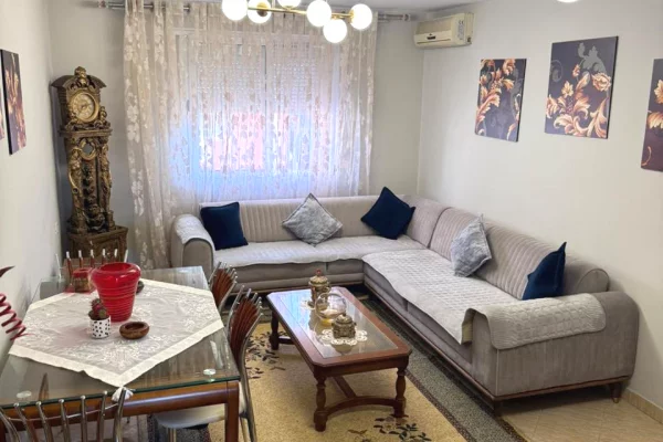 Apartament 2+1 me qira te Xhamlliku, pranë Sheshit Shtraus – 550 €